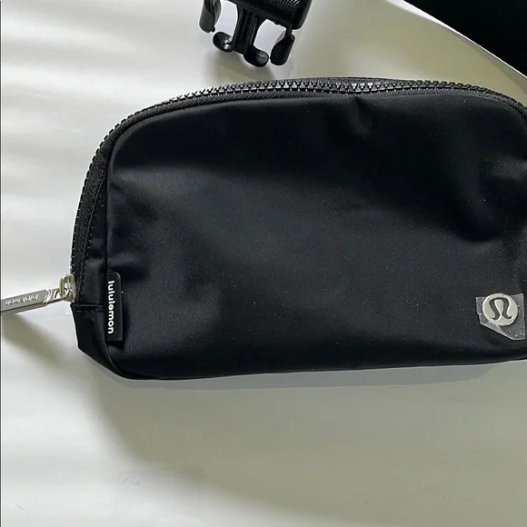 Lululemon Everywhere Belt Bag - Picture 12 of 12